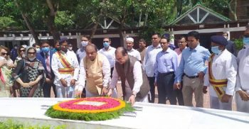টুঙ্গিপাড়ায় বঙ্গবন্ধুর সমাধিতে ২ বিচারপতির শ্রদ্ধা
