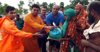 কলাপাড়ায় খাদ্য সহায়তা নিয়ে বানভাসি মানুষের পাশে দাঁড়িয়েছেন কেন্দ্রীয় যুবলীগ নেতা