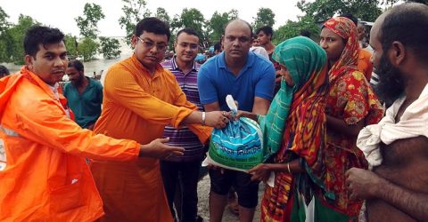 কলাপাড়ায় খাদ্য সহায়তা নিয়ে বানভাসি মানুষের পাশে দাঁড়িয়েছেন কেন্দ্রীয় যুবলীগ নেতা