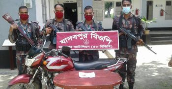 মহেশপুরে ৫৮ বিজিবি’র নেতৃত্বে মাদক ও মটর সাইকেল উদ্ধার