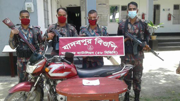 মহেশপুরে ৫৮ বিজিবি’র নেতৃত্বে মাদক ও মটর সাইকেল উদ্ধার