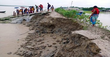 আন্ধারমনিক নদীর উত্তাল ঢেউয়ের তান্ডবে ভাঙ্গন শুরু হয়েছে নিজামপুর গ্রামের বাঁধ