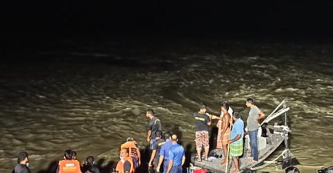 রাজশাহীর পদ্মা নদীতে নৌকাডুবি, দুই শিক্ষার্থী নিখোঁজ