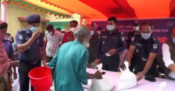 সাতক্ষীরার প্রতাপনগরে বানভাসিদের মধ্যে ত্রাণ সামগ্রী বিতরণ