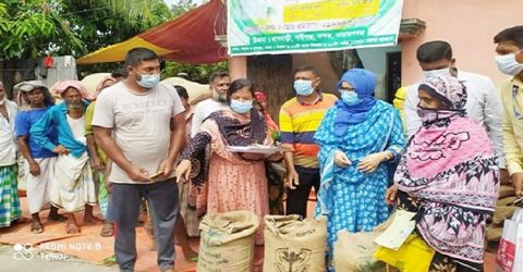 বন্দরে ১০ টাকা কেজি চাল বিতরনের উদ্বোধন করেলন শুক্লা সরকার