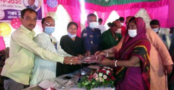 শারদীয় দুর্গাপুজা উপলক্ষে নিম্ন আয়ের মানুষের মাঝে বস্ত্র ও খাবার বিতরণ