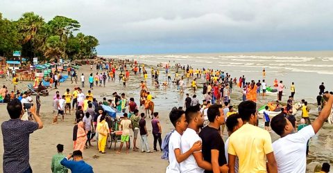 বৈরী আবহাওয়ায় কুয়াকাটা সৈকতে পর্যটকদের ভীড়