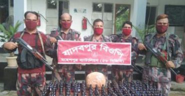 মহেশপুর সীমান্তে কুখ্যাত চাঁদাবাজ ও ফেন্সিডিলসহ গাঁজা আটক