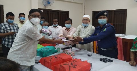 সাপাহারে পূজা মন্ডপে করোনা সুরক্ষা সামগ্রী ও নগদ অর্থ বিতরণ