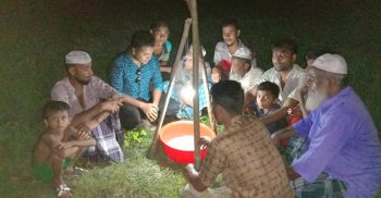 গলাচিপায় ক্ষেতের পোকা-মাকড় দমনে আলোক ফাঁদ