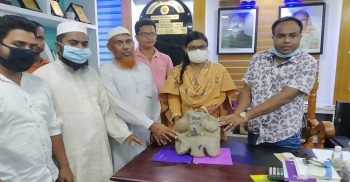 সাপাহারে প্রায় দেড় হাজার বছরের পুরানো সূর্য মূর্তি প্রত্নতত্ত্ব বিভাগে হস্তান্তর করলেন ইউএনও