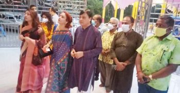 আগৈলঝাড়ায় সপরিবারে পূজা দেখতে এলেন বিভাগীয় কমিশনার