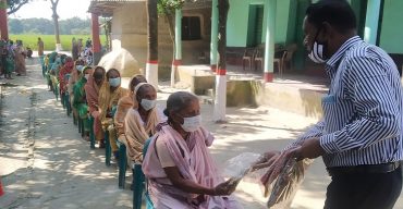 সাপাহারে শারদীয় দূর্গাপূজা উপলক্ষে দুস্থদের মাঝে শাড়ী বিতরণ