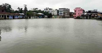 সুন্দরবন উপকূলে টানা বর্ষণে পানিবন্দি অর্ধ-লক্ষাধিক মানুষ ভেসে গেছে প্রায় ১০ হাজার মৎস্য ঘের