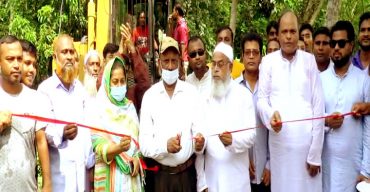 ঝালকাঠিতে জনদুর্ভোগ লাগবে ব্যক্তি উদ্যোগে ১ কিলোমিটার রাস্তা নির্মাণ