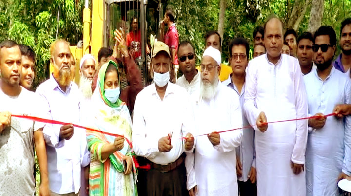 ঝালকাঠিতে জনদুর্ভোগ লাগবে ব্যক্তি উদ্যোগে ১ কিলোমিটার রাস্তা নির্মাণ