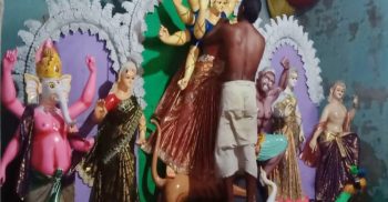 রাতেও কাজ করছে  বেনাপোলের প্রতিমা শিল্পীরা