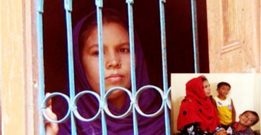 সাংবাদিকদের খবরে ও ফায়ার সার্ভিসের সহযোগিতায় তালা কেটে ২ সন্তানসহ অবরুদ্ধ গৃহবধূকে উদ্ধার