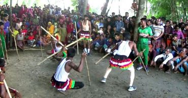 হারিয়ে যাওয়া ঐতিহ্য ধরে রাখতে শৈলকুপা ফুলহরি গ্রামে লাঠি খেলা