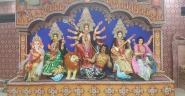বান্দরবানে রংতুলির আঁচড়ে মনের মাধুরীতে সাজানো হয়েছে দেবী দুর্গা