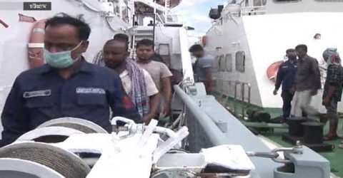 চট্টগ্রামের সন্দ্বীপে ডুবন্ত জাহাজ থেকে জীবিত উদ্ধার ১৪ নাবিক
