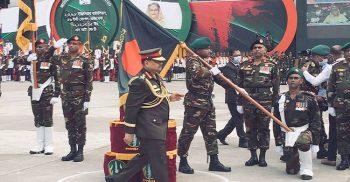 সেনাবাহিনীর ১০ সংস্থাকে জাতীয় পতাকা দিলেন প্রধানমন্ত্রী