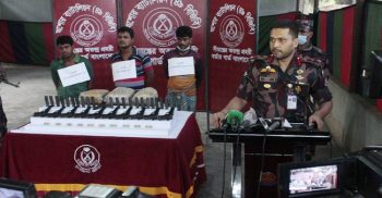 বেনাপোল সীমান্ত থেকে ১১টি পিস্তল ২২টি ম্যাগজিন ৫০ রাউন্ড গুলি ১৪কেজি গাঁজাসহ আটক-৩