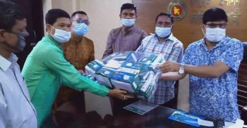 গলাচিপায় বিভিন্ন পূজা মন্ডপে প্রশাসনের মাস্ক বিতরণ