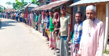 গলাচিপার চরবিশ্বাসে জেলেদের হয়রানি বন্ধের দাবিতে নৌ পুলিশের বিরুদ্ধে মানববন্ধন