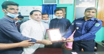 সাপাহারে নবাগত ওসিকে সম্মাননা স্মারক প্রদান