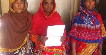 কলারোয়া প্রেসক্লাবে এক নারী দোকানীর সংবাদ সম্মেলন