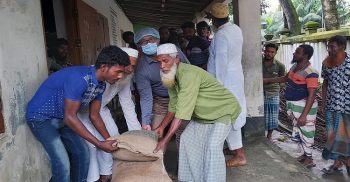 কুয়াকাটায় ১১’শ জেলের মাঝে প্রনোদণার চাল কিতরণ