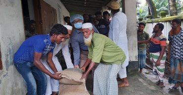 কুয়াকাটায় ১১’শ জেলের মাঝে প্রনোদণার চাল কিতরণ