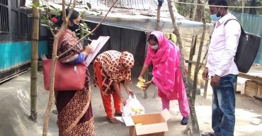 কোভিট-১৯পরিস্থিতিতে মোরেলগঞ্জে বাড়ি বাড়ি পৌঁছে দেয়া হচ্ছে স্কুল ফিডিং বিস্কুট