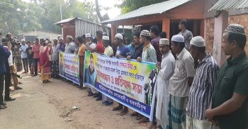 রাজনগরে ব্যবসায়ীকে মিথ্যা মামলা দিয়ে গ্রেফতার করার প্রতিবাদে মানববন্ধন