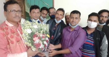 ঝালকাঠির সম্মূখ সারির করোনা যোদ্ধারা সমাজ সেবক সুলতান খানকে শ্রদ্ধার সম্মান জানিয়েছে  ফুলেল সংবর্ধনায়