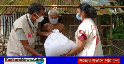 আমফান ঘূর্ণিঝড়ে ক্ষতিগ্রস্ত মানুষের মধ্যে খাদ্য সহায়তা ও স্বাস্থ্য সুরক্ষা সামগ্রী বিতরণ