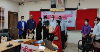 বরিশালে কিশোরীদের মাঝে সুরক্ষা সামগ্রী বিতরণ