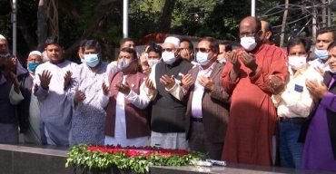 রাজধানীর ধানমণ্ডি ৩২ এ বঙ্গবন্ধুর প্রতিকৃতিতে ধর্ম প্রতিমন্ত্রীর শ্রদ্ধা