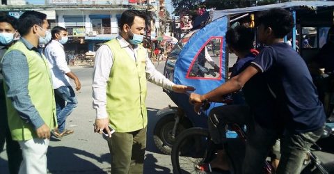 ঝিনাইদহে মাস্ক ব্যবহার নিশ্চিত করতে ভ্রাম্যমাণ আদালত চলছে