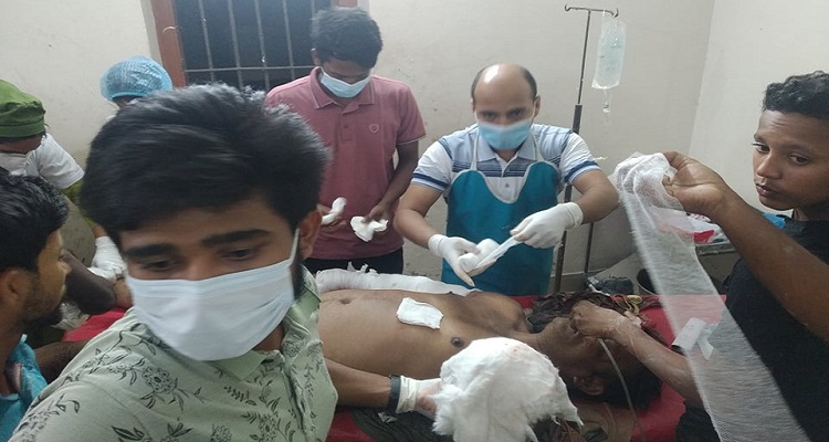 কলাপাড়ায় শ্রমিকলীগ নেতার ওপর সশস্ত্র হামলা, এক হাতের কব্জি বিচ্ছিন্ন