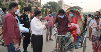রাজধানীর মিরপুর এলাকায় মাস্ক না পরায় ৭ জনকে র‍্যাবের জরিমানা