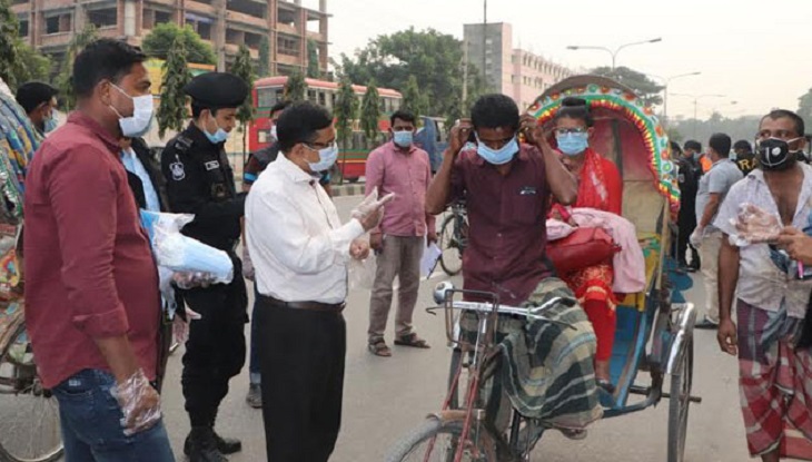 রাজধানীর মিরপুর এলাকায় মাস্ক না পরায় ৭ জনকে র্যাবের জরিমানা