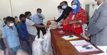 কলারোয়ায় কৃষকদের মাঝে বিনামূল্যে বীজ ও সার বিতরণ