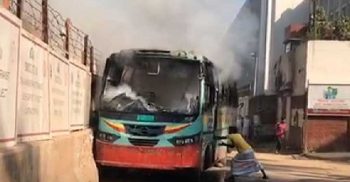 রাজধানীতে এক ঘণ্টার মধ্যে ৫ বাসে আগুন