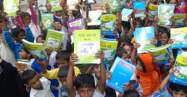 করোনার কারণে এবার যেভাবে স্কুলে বই বিতরণ করা হবে