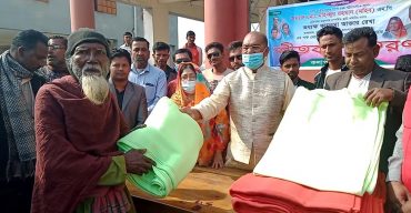 কলাপাড়ায় শীতার্ত মানুষের হাতে কম্বল তুলে দিলেন এমপি মহিব
