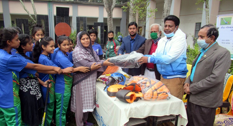 ঝিনাইদহে নারীদের মাসব্যাপী হকি প্রশিক্ষণের উদ্বোধন