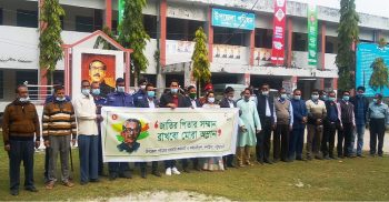 বঙ্গবন্ধুর ভাস্কর্য ভাংচুরের প্রতিবাদে দশমিনায় মানববন্ধন