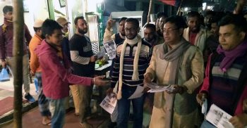 নৌকার প্রার্থীকে বিজয়ী করতে কেন্দ্রীয় যুবলীগ নেতার লিফলেট বিতরণ